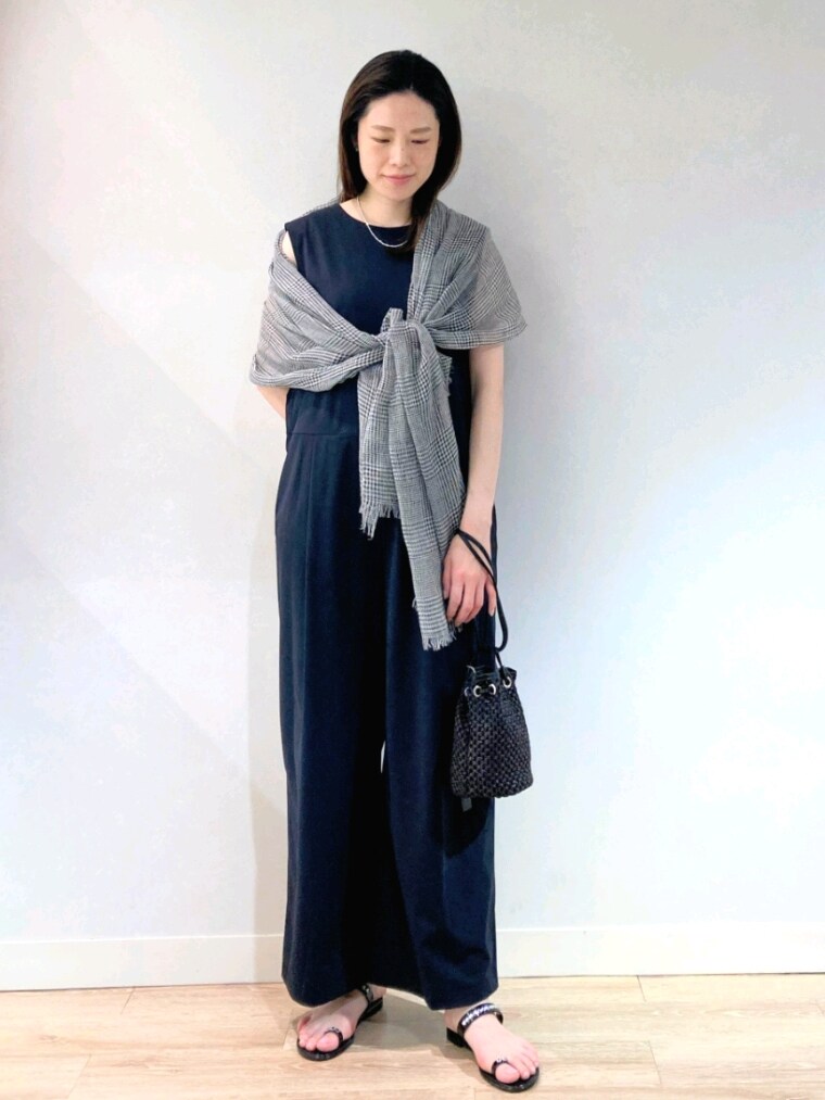 ブラック系のつなぎ/オールインワン、ブラック系のバッグ、ブラック系のサンダルを着用したレディースの夏コーディネートの2枚目の写真