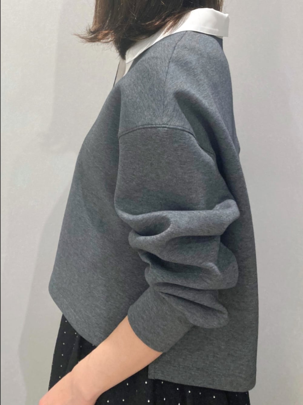 グレー系のTシャツ/カットソー、ブラック系のスカート、ブラック系のトートバッグを着用したレディースの秋コーディネートの7枚目の写真