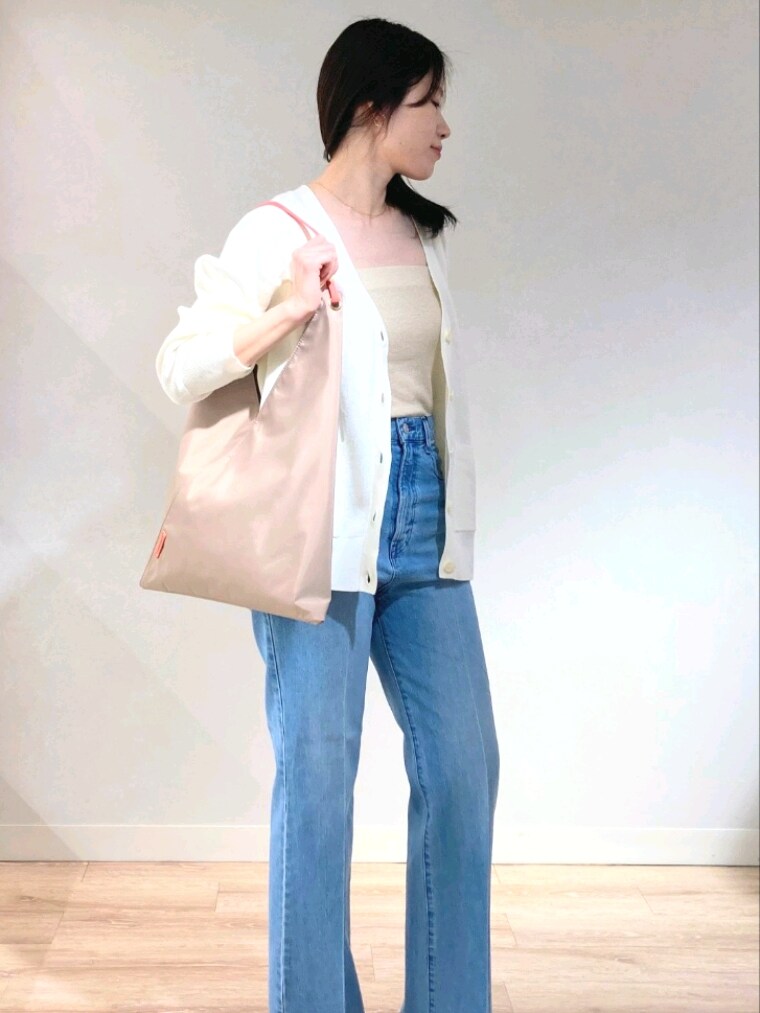 ホワイト系のニット/セーター、ゴールド系のキャミソール、ブルー系のデニムパンツを着用したレディースの春コーディネートの8枚目の写真