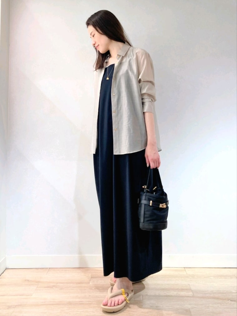 ベージュ系のサンダル、ブラック系のショルダーバッグ、ブラック系のワンピースを着用したレディースの夏コーディネートの3枚目の写真