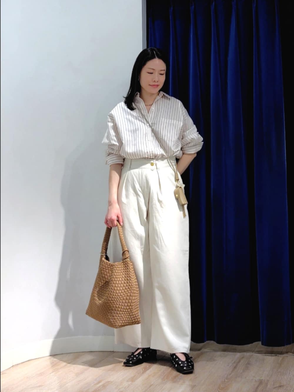 ブルー系のシャツ/ブラウス、ホワイト系のその他パンツ、ブラウン系のショルダーバッグを着用したレディースの春コーディネートの9枚目の写真