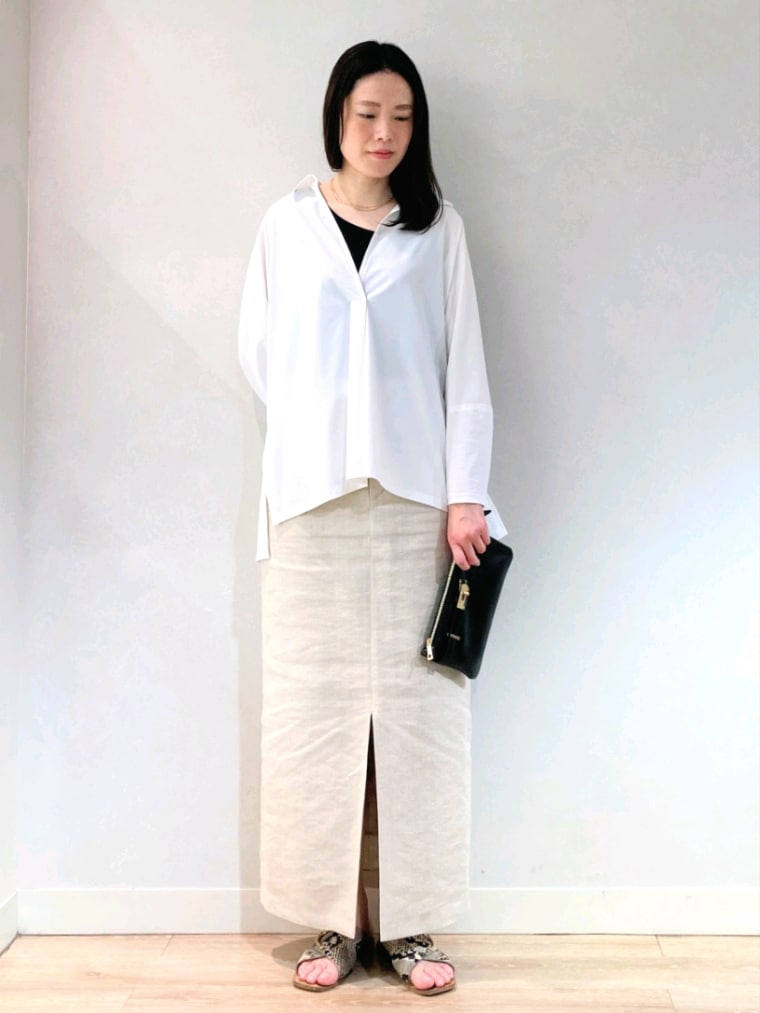 ホワイト系のシャツ/ブラウス、ブラック系のタンクトップ、ブラック系のショルダーバッグを着用したレディースの夏コーディネートの2枚目の写真