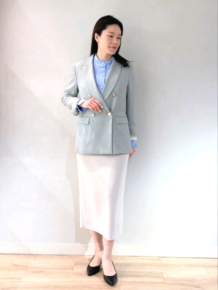 グレー系のテーラードジャケット、ホワイト系のシャツ/ブラウス、グレー系のその他パンツを着用したレディースの春コーディネートの9枚目の写真