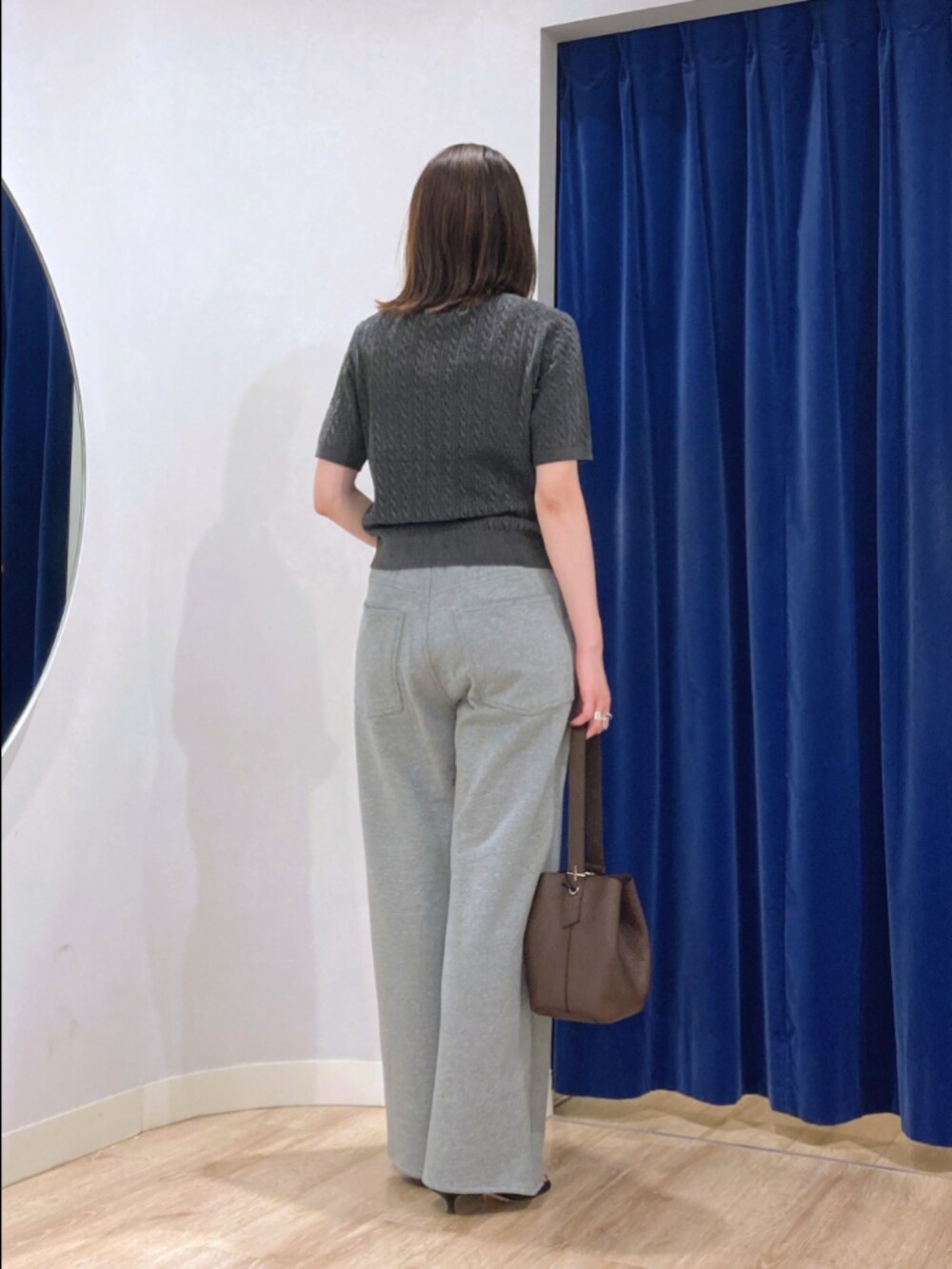 グレー系のニット/セーター、グレー系のカーディガン/ボレロ、グレー系のパンツを着用したレディースの秋コーディネートの10枚目の写真