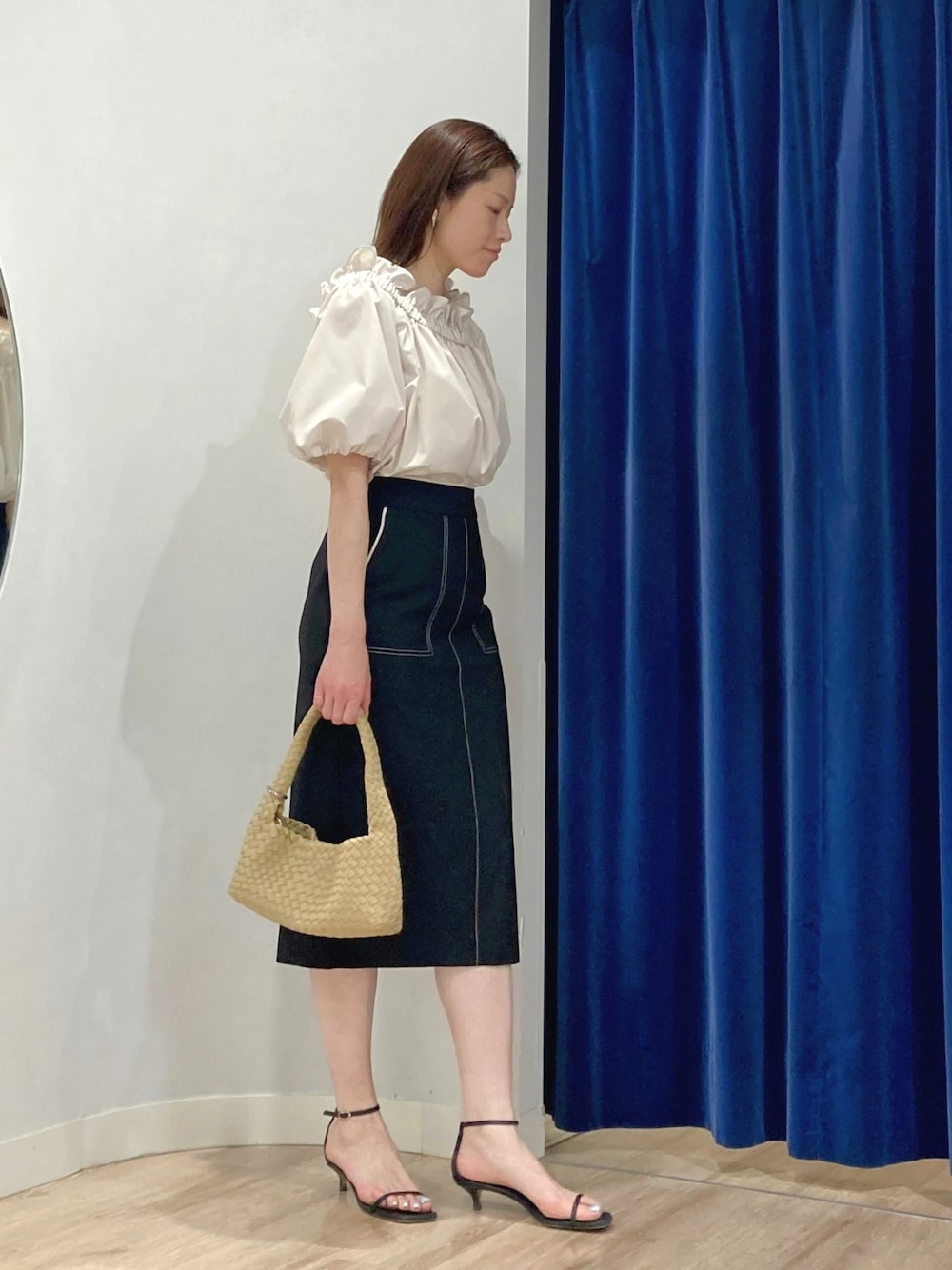 ブラック系のスカート、ベージュ系のシャツ/ブラウス、ベージュ系のショルダーバッグを着用したレディースの夏コーディネートの3枚目の写真