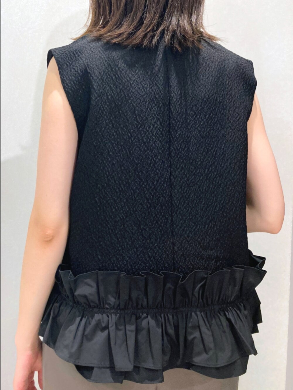 ブラック系のベスト、ブラウン系のその他パンツ、シルバー系のネックレスを着用したレディースの秋コーディネートの9枚目の写真