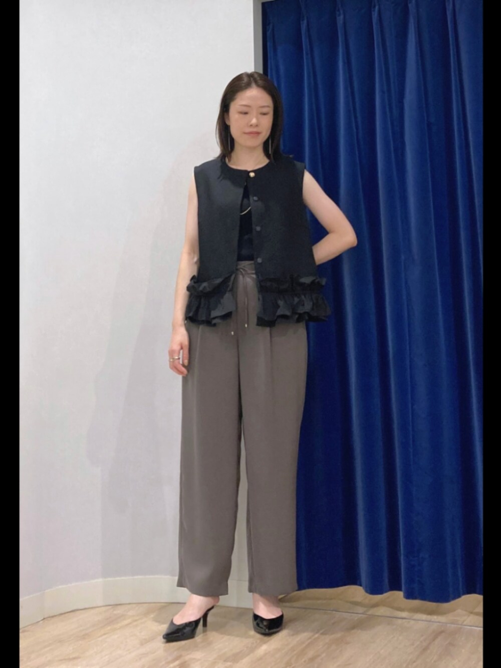 ブラック系のベスト、ブラウン系のその他パンツ、シルバー系のネックレスを着用したレディースの秋コーディネートの10枚目の写真