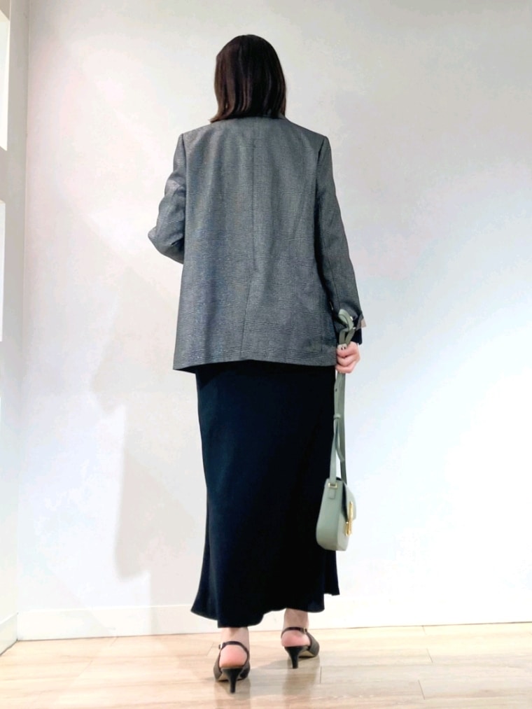 ブラック系のテーラードジャケット、ブラック系のシャツ/ブラウス、ブラック系のタンクトップを着用したレディースの秋コーディネートの5枚目の写真