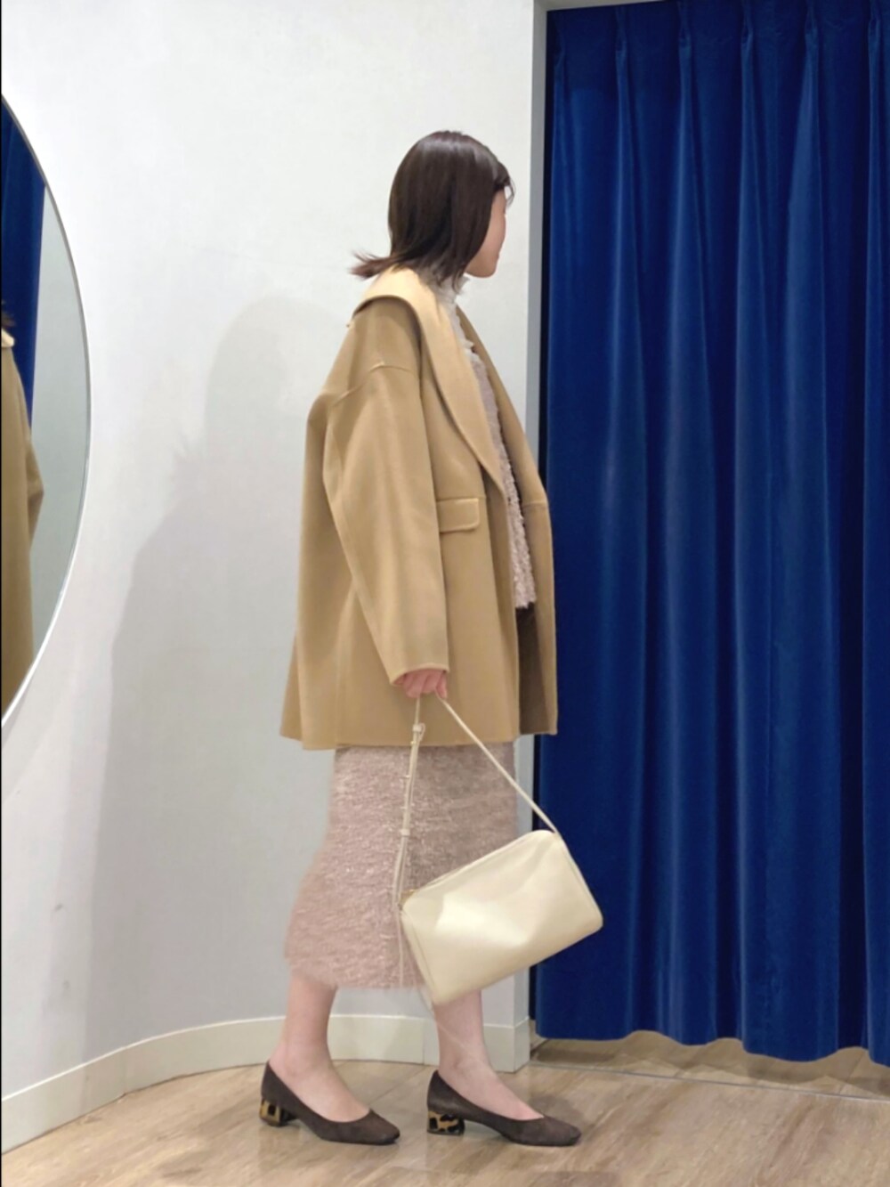 イエロー系のその他アウター、ホワイト系のTシャツ/カットソー、ベージュ系のキャミソールを着用したレディースの秋コーディネートの3枚目の写真