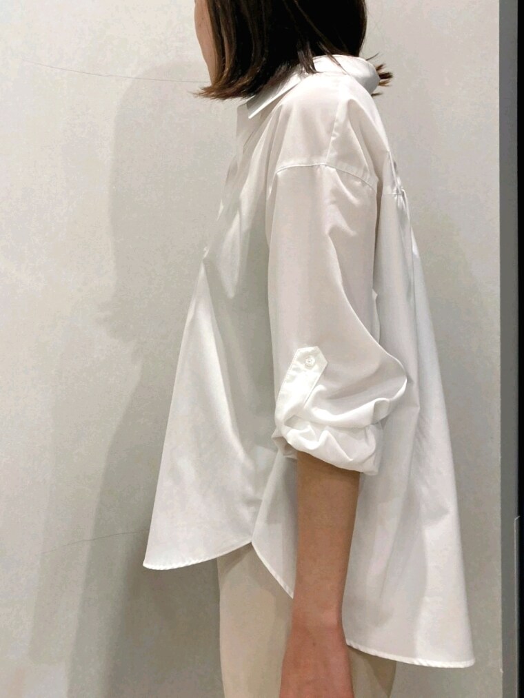 ホワイト系のシャツ/ブラウス、ベージュ系のその他パンツ、ブラウン系のショルダーバッグを着用したレディースの春コーディネートの9枚目の写真