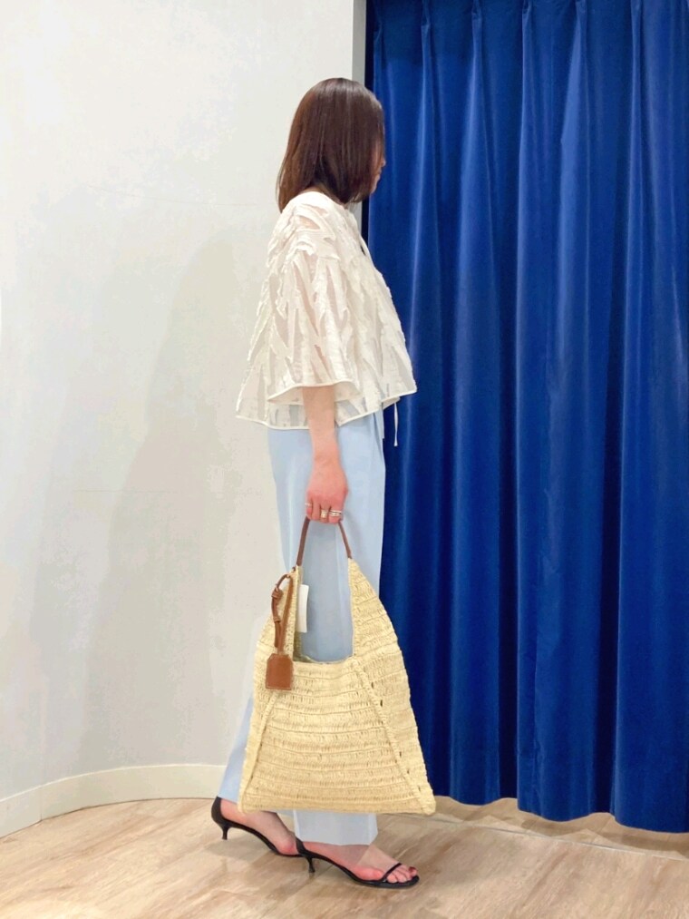 ブルー系のその他パンツ、ホワイト系のシャツ/ブラウス、ベージュ系のショルダーバッグを着用したレディースの春コーディネートの4枚目の写真