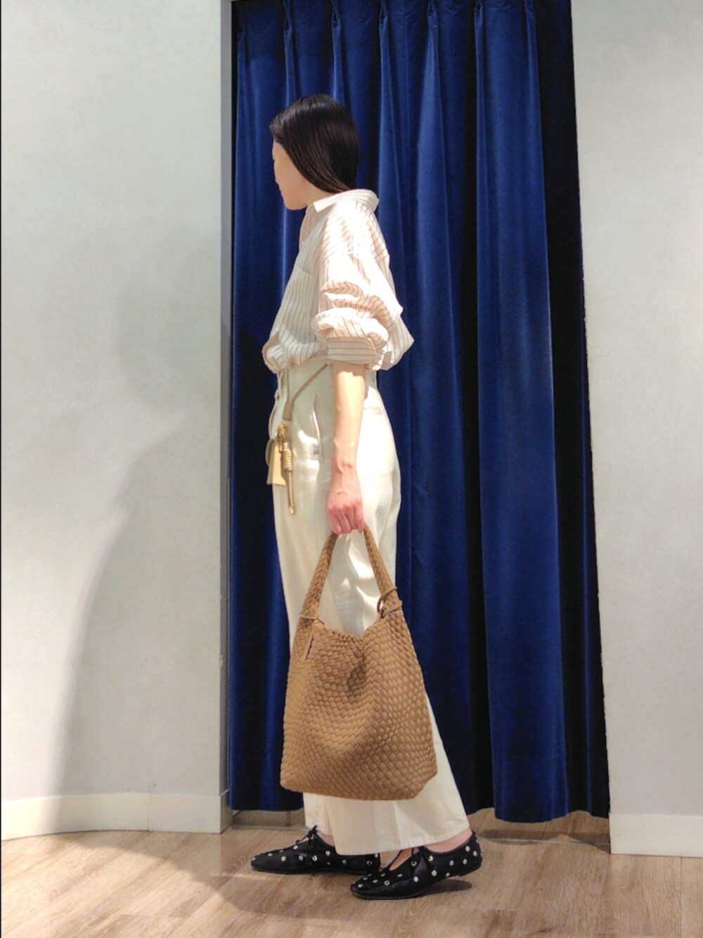 ブルー系のシャツ/ブラウス、ホワイト系のその他パンツ、ブラウン系のショルダーバッグを着用したレディースの春コーディネートの6枚目の写真