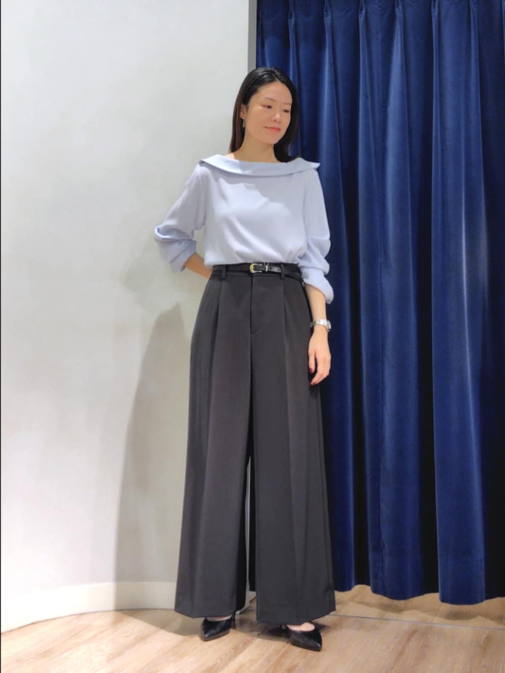 ブルー系のシャツ/ブラウス、グリーン系のその他パンツ、ブラック系のベルトを着用したレディースの秋コーディネートの2枚目の写真