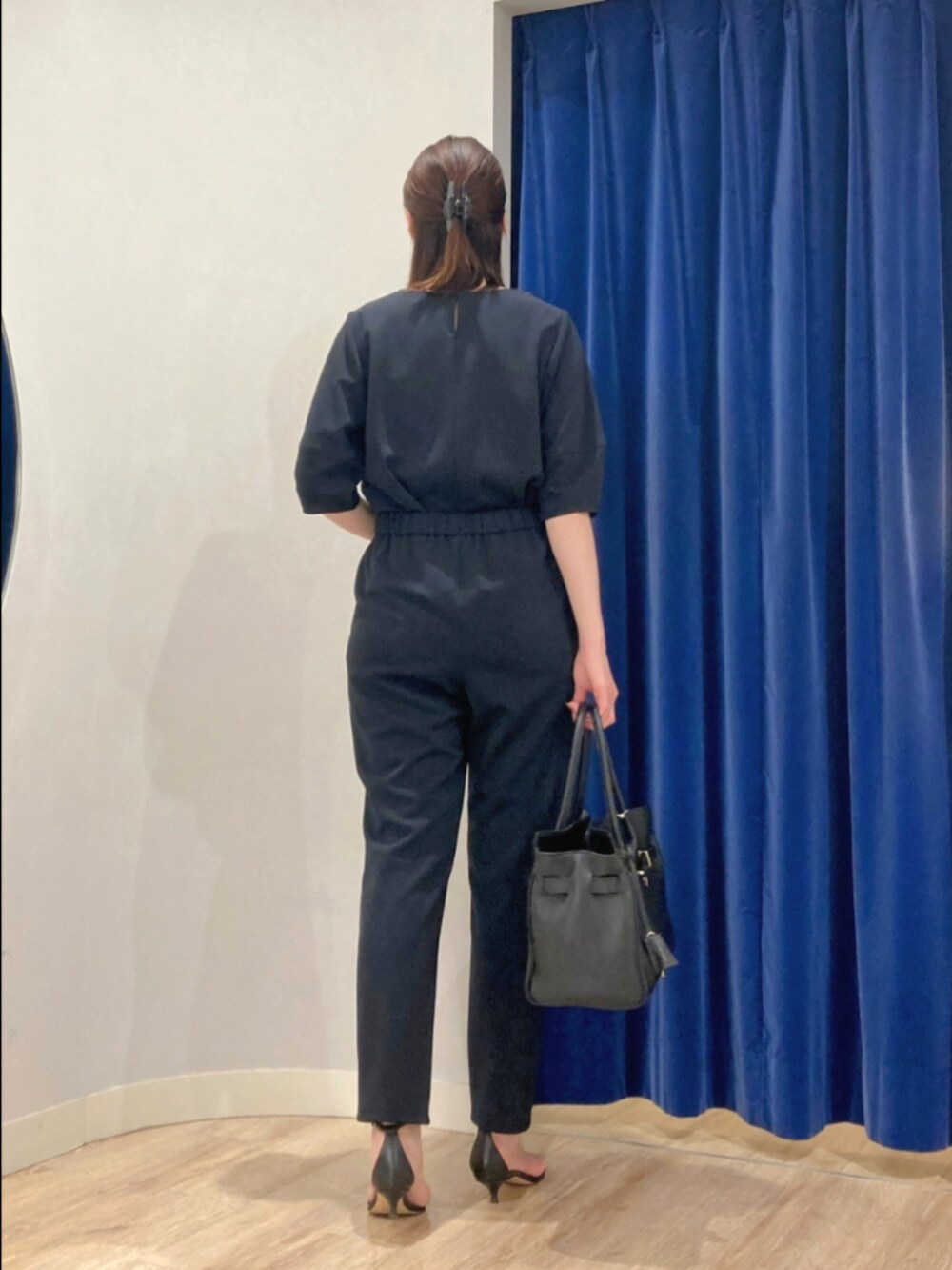 ブルー系のシャツ/ブラウス、ベージュ系のトートバッグ、ブルー系のパンツを着用したレディースの秋コーディネートの10枚目の写真