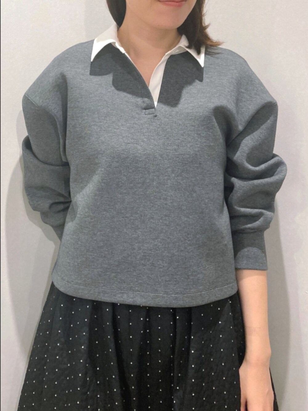 グレー系のTシャツ/カットソー、ブラック系のスカート、ブラック系のトートバッグを着用したレディースの秋コーディネートの6枚目の写真