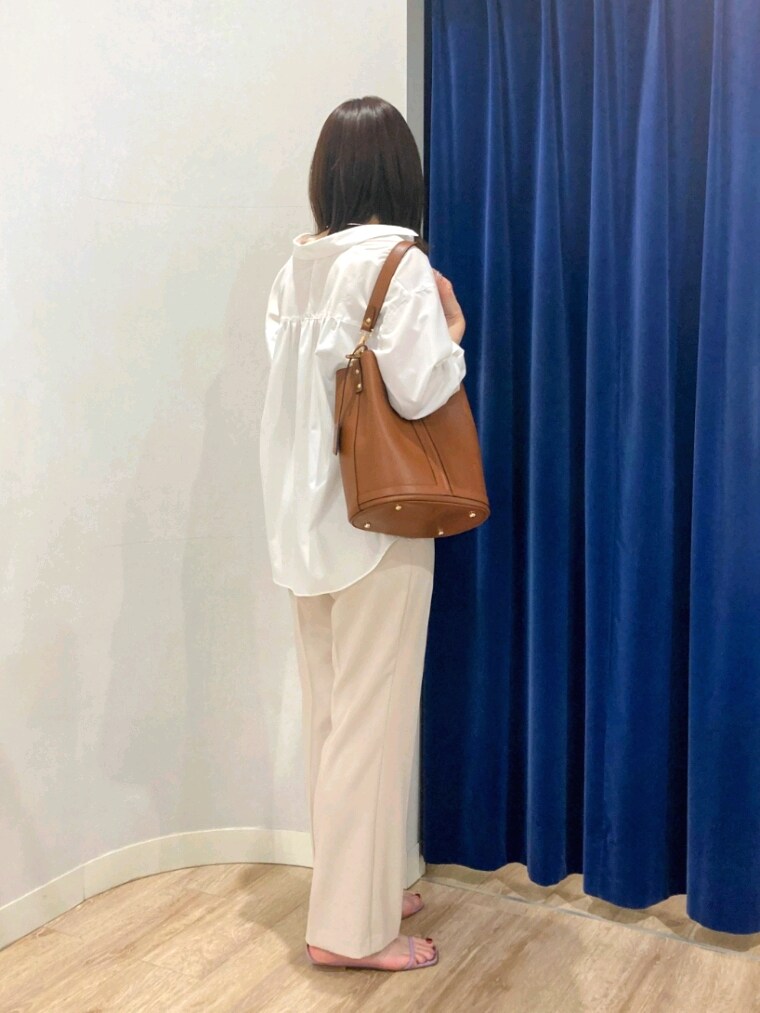 ホワイト系のシャツ/ブラウス、ベージュ系のその他パンツ、ブラウン系のショルダーバッグを着用したレディースの春コーディネートの5枚目の写真