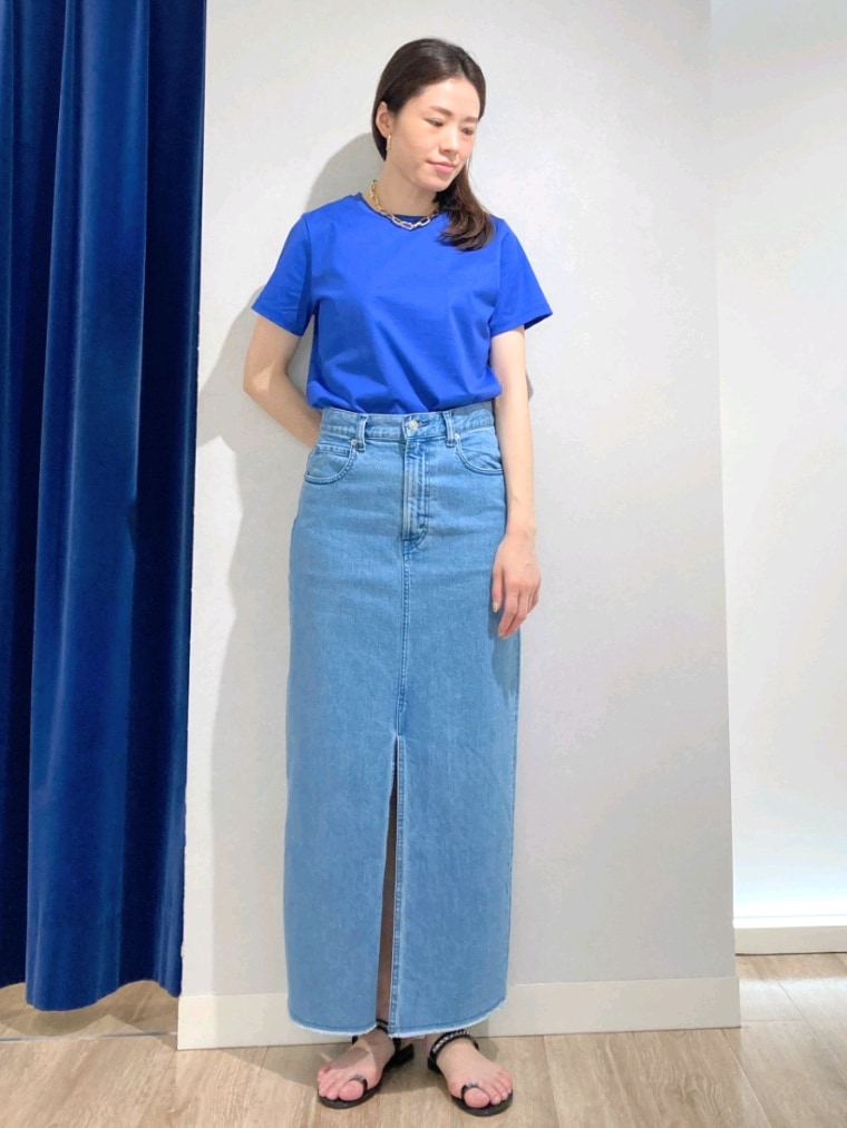 ブルー系のTシャツ/カットソー、ホワイト系のシャツ/ブラウス、ブルー系のデニムスカートを着用したレディースの夏コーディネートの5枚目の写真