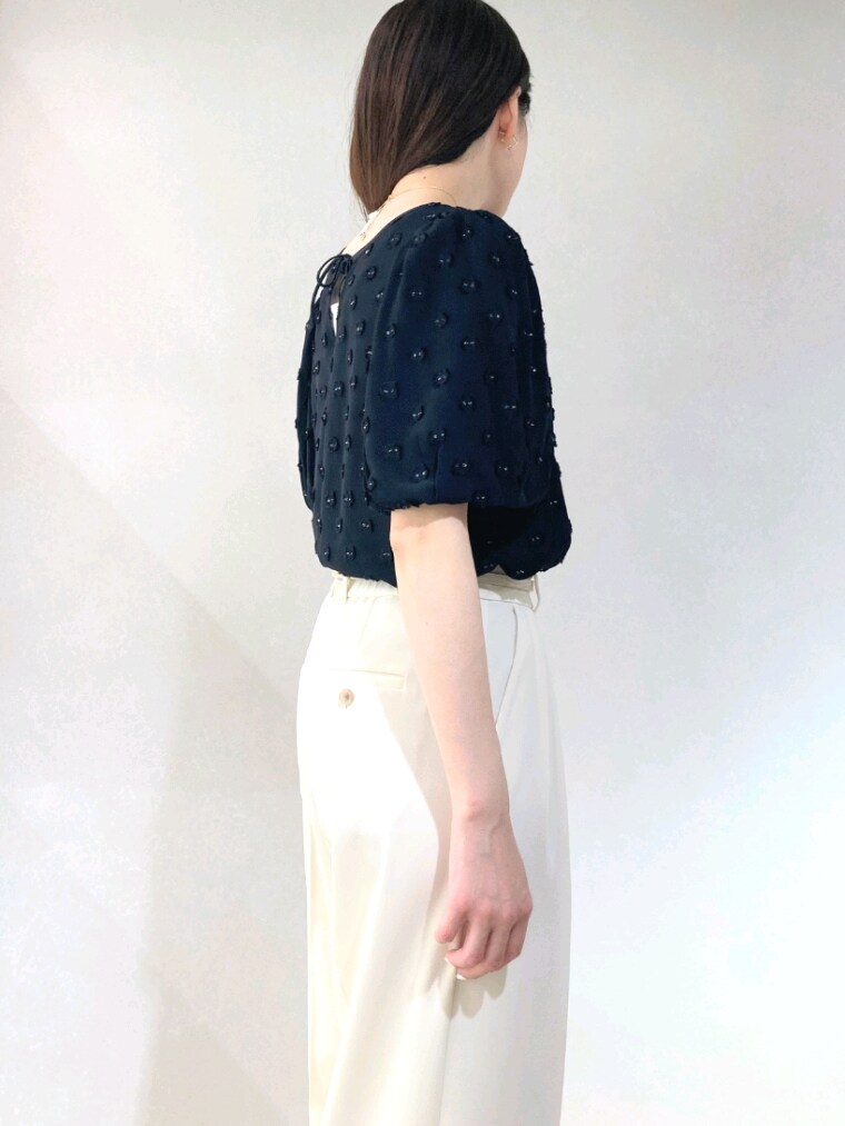 ホワイト系のその他パンツ、ベージュ系のバッグ、ブラック系のシャツ/ブラウスを着用したレディースの春コーディネートの8枚目の写真