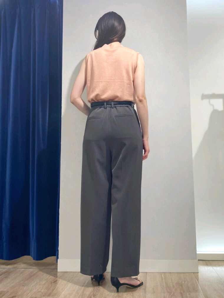 ピンク系のニット/セーター、グレー系のその他パンツ、ブラック系のカーディガン/ボレロを着用したレディースの夏コーディネートの5枚目の写真