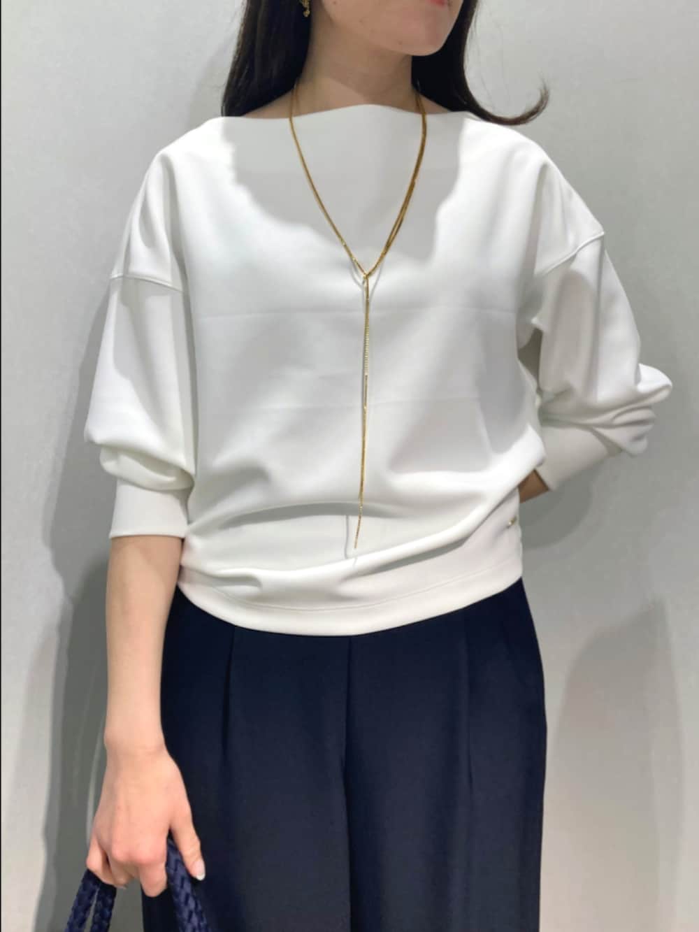 ホワイト系のTシャツ/カットソー、ブルー系のその他パンツ、ブルー系のトートバッグを着用したレディースの春コーディネートの6枚目の写真