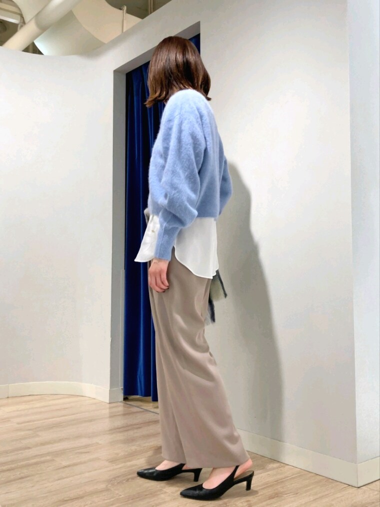 ブルー系のニット/セーター、ホワイト系のシャツ/ブラウス、ベージュ系のその他パンツを着用したレディースの秋コーディネートの2枚目の写真