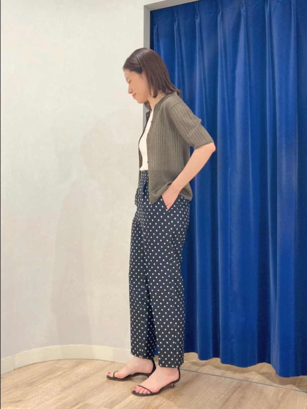 ホワイト系のタンクトップ、グリーン系のカーディガン/ボレロ、ブラック系のその他パンツを着用したレディースの夏コーディネートの4枚目の写真