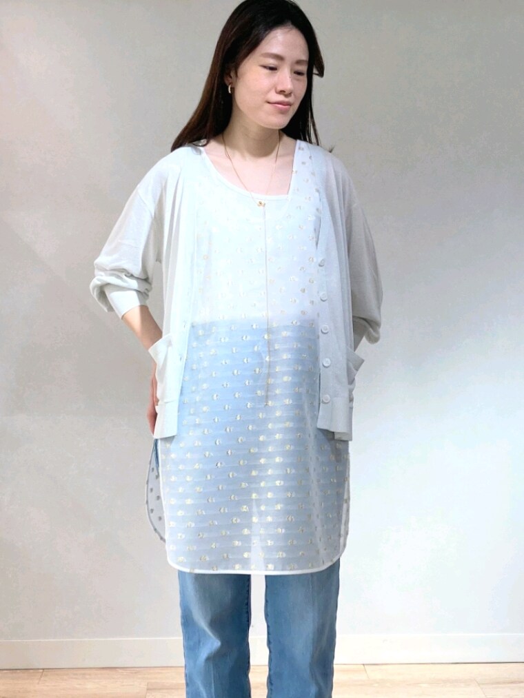 ブルー系のデニムパンツ、ホワイト系のシャツ/ブラウス、ホワイト系のタンクトップを着用したレディースの春コーディネートの5枚目の写真