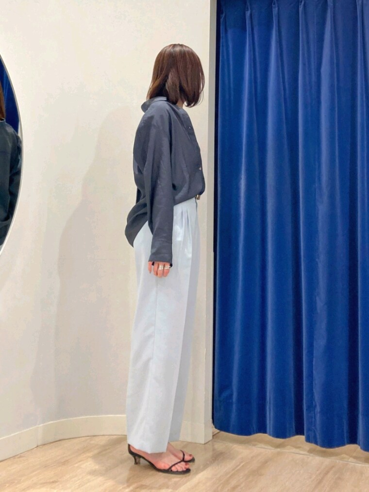 ブルー系のその他パンツ、ホワイト系のキャミソール、グレー系のシャツ/ブラウスを着用したレディースの春コーディネートの4枚目の写真