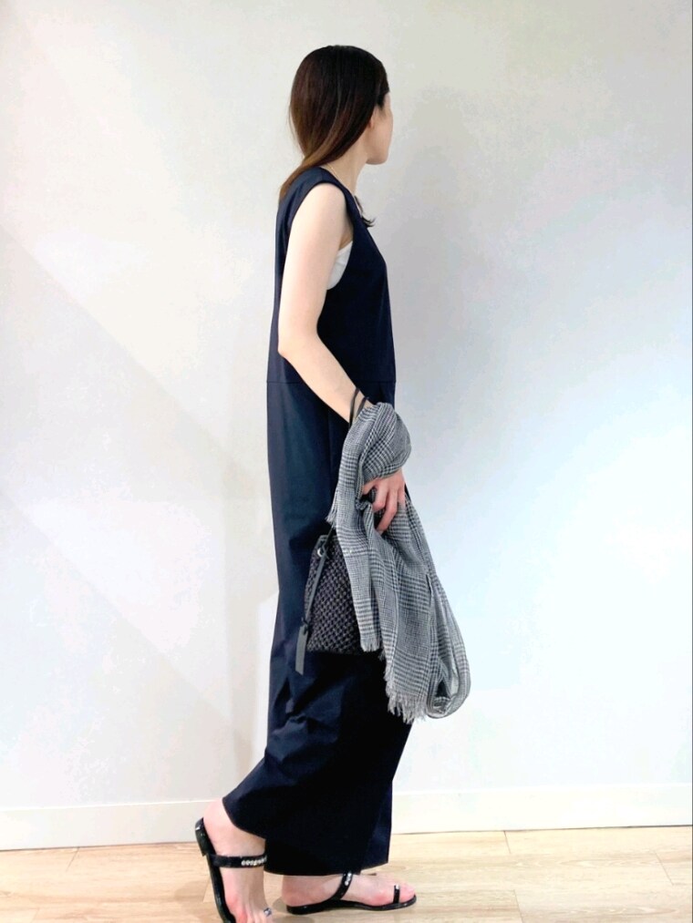 ブラック系のつなぎ/オールインワン、ブラック系のバッグ、ブラック系のサンダルを着用したレディースの夏コーディネートの4枚目の写真