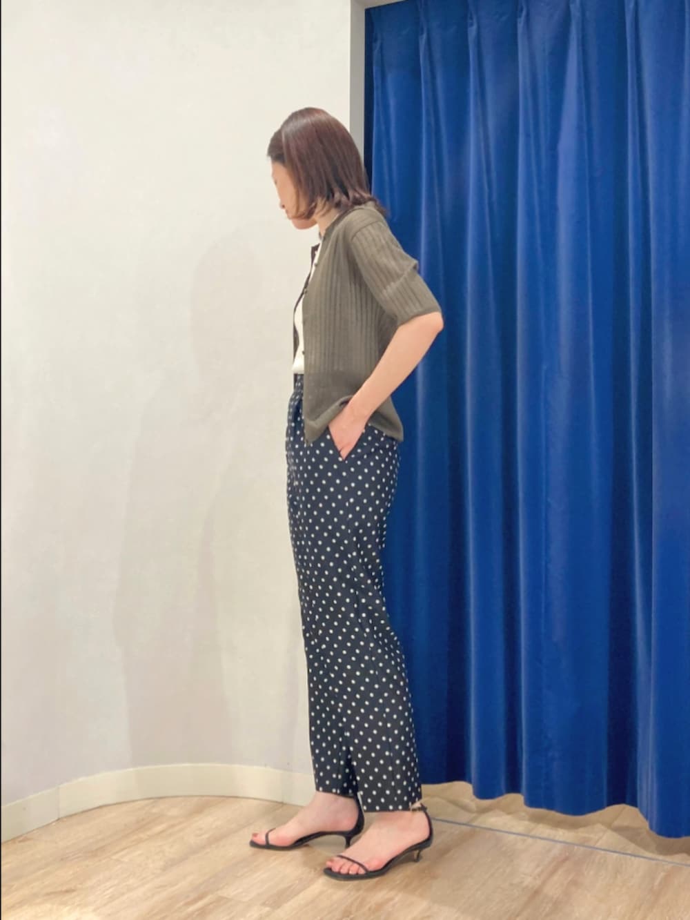 ホワイト系のタンクトップ、グリーン系のカーディガン/ボレロ、ブラック系のその他パンツを着用したレディースの夏コーディネートの5枚目の写真