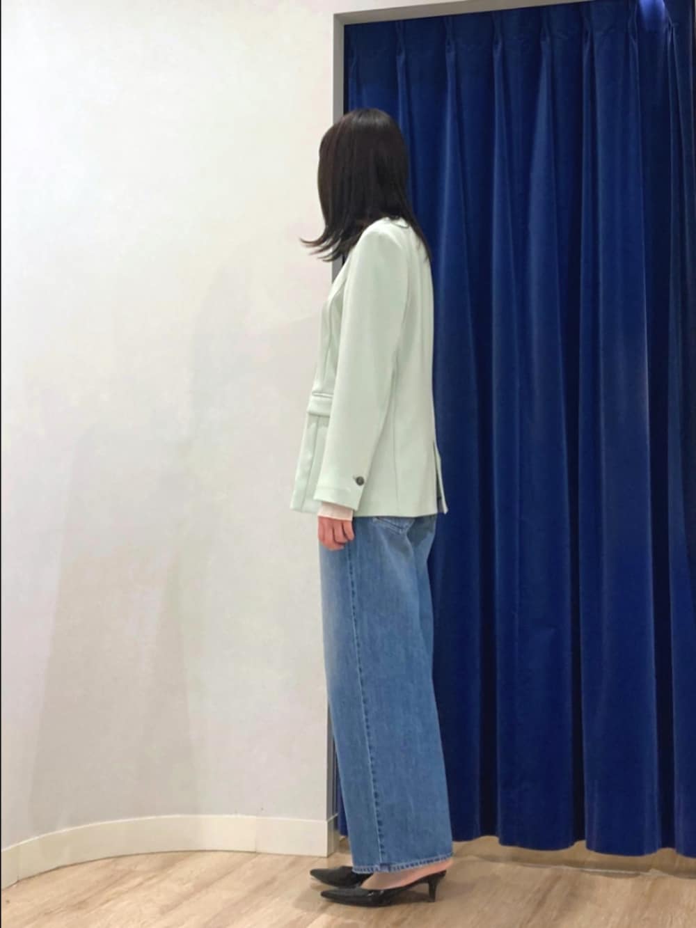 グリーン系のノーカラージャケット、ホワイト系のTシャツ/カットソー、ブルー系のデニムパンツを着用したレディースの冬コーディネートの7枚目の写真