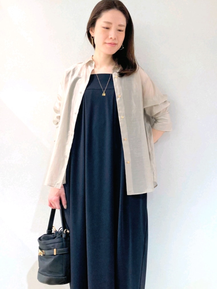 ベージュ系のサンダル、ブラック系のショルダーバッグ、ブラック系のワンピースを着用したレディースの夏コーディネートの7枚目の写真