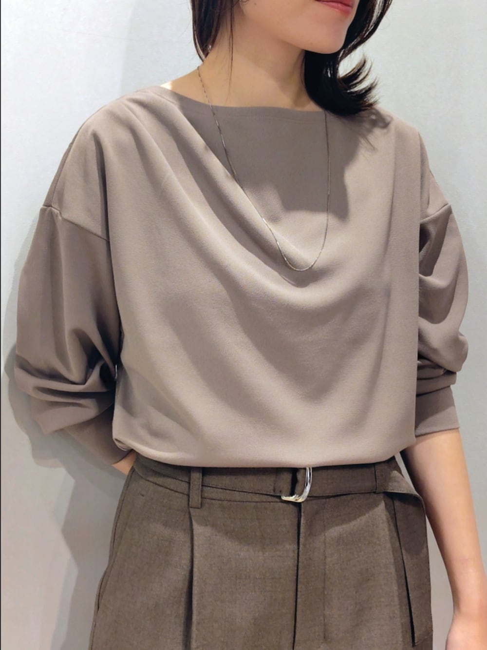 グリーン系のTシャツ/カットソー、ブラウン系のその他パンツ、グレー系のトートバッグを着用したレディースの秋コーディネートの7枚目の写真