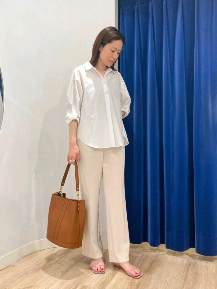 ホワイト系のシャツ/ブラウス、ベージュ系のその他パンツ、ブラウン系のショルダーバッグを着用したレディースの春コーディネートの2枚目の写真