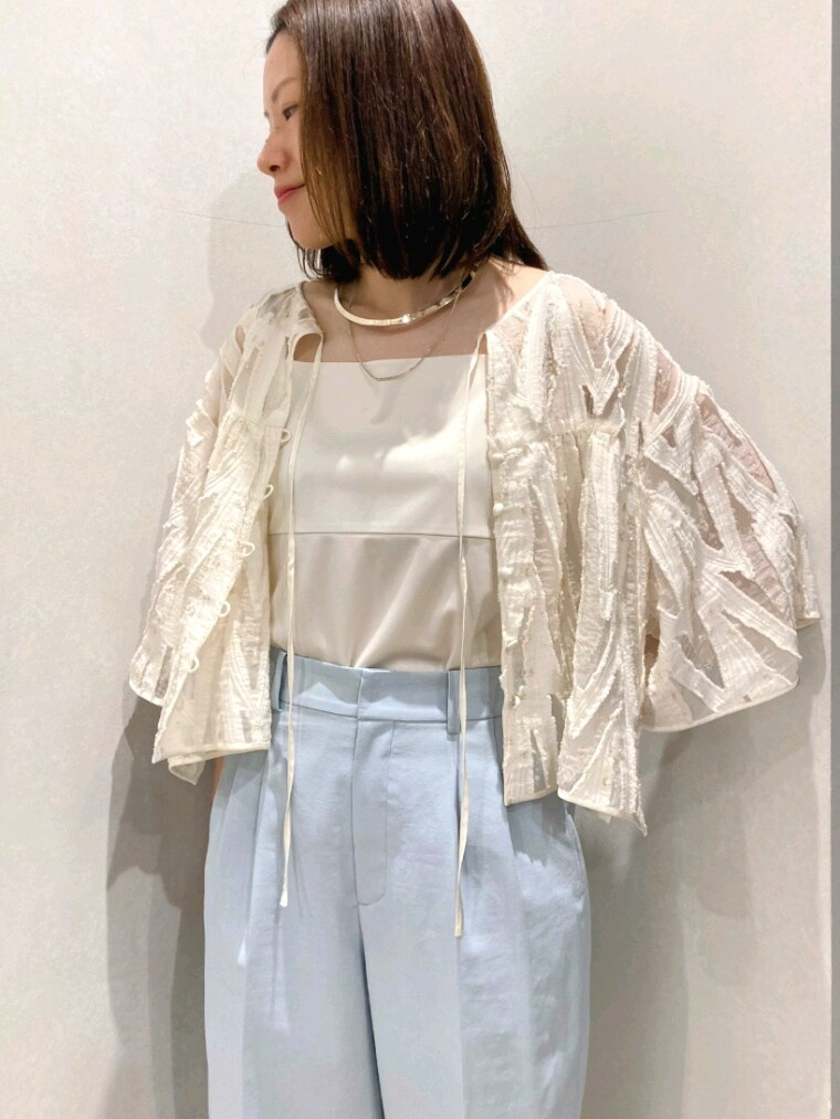 ブルー系のその他パンツ、ホワイト系のシャツ/ブラウス、ベージュ系のショルダーバッグを着用したレディースの春コーディネートの10枚目の写真