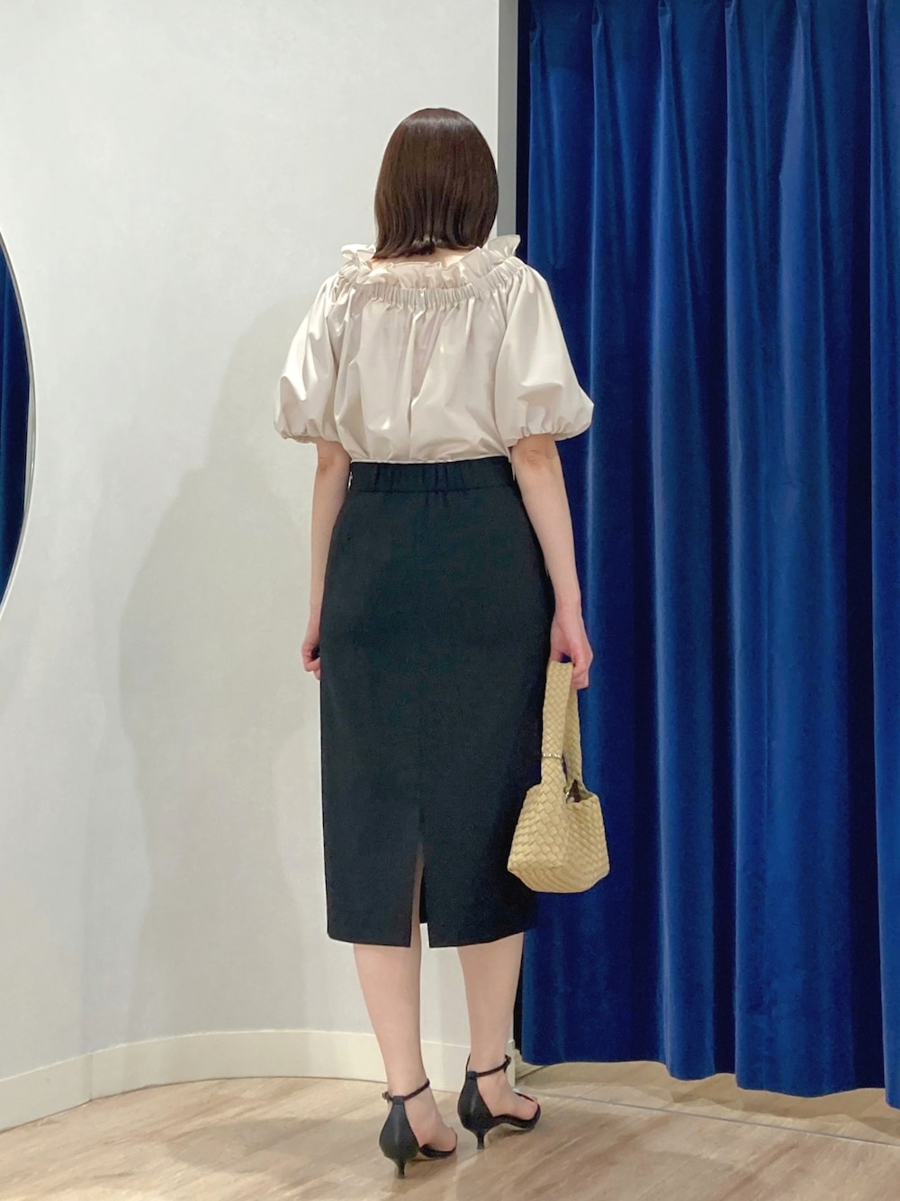 ブラック系のスカート、ベージュ系のシャツ/ブラウス、ベージュ系のショルダーバッグを着用したレディースの夏コーディネートの6枚目の写真