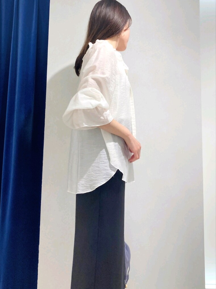 ホワイト系のタンクトップ、ホワイト系のシャツ/ブラウス、ブラック系のスカートを着用したレディースの夏コーディネートの9枚目の写真