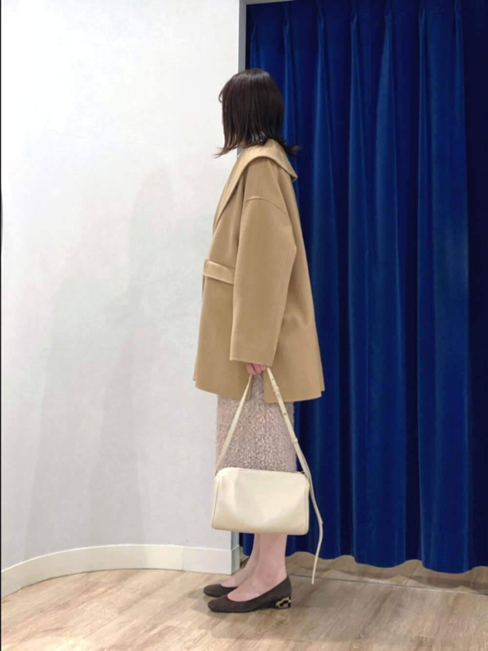 イエロー系のその他アウター、ホワイト系のTシャツ/カットソー、ベージュ系のキャミソールを着用したレディースの秋コーディネートの6枚目の写真