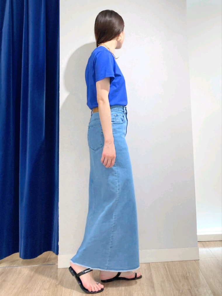ブルー系のTシャツ/カットソー、ホワイト系のシャツ/ブラウス、ブルー系のデニムスカートを着用したレディースの夏コーディネートの6枚目の写真