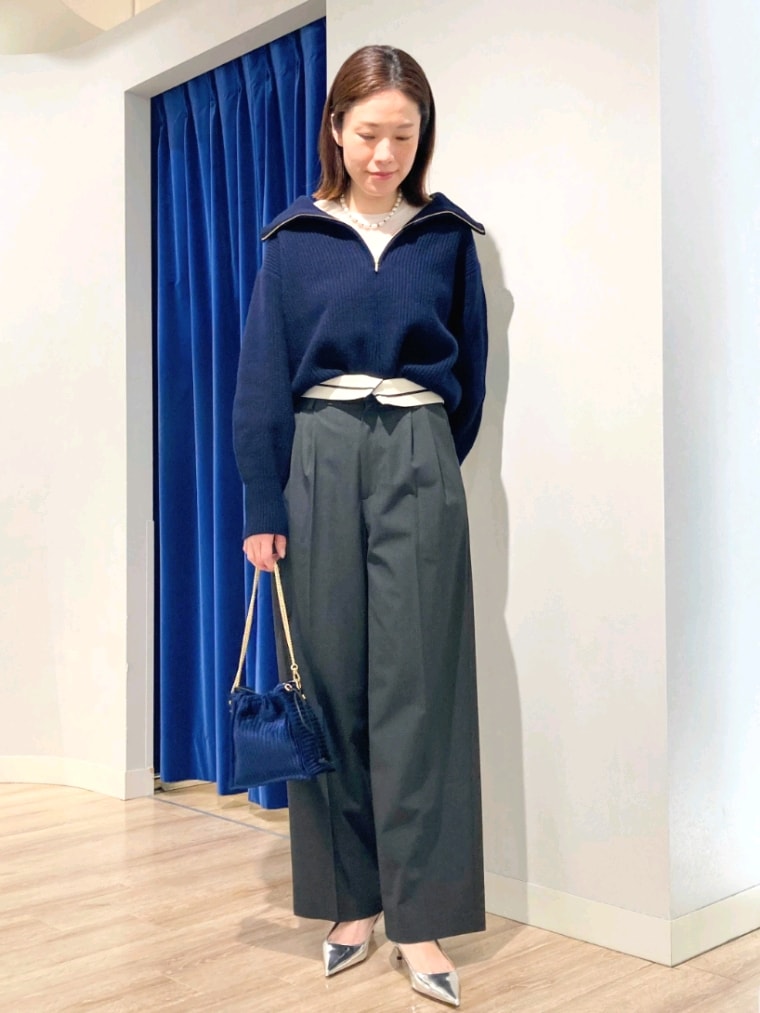 グレー系のその他パンツ、ブルー系のニット/セーター、ホワイト系のTシャツ/カットソーを着用したレディースの秋コーディネートの2枚目の写真