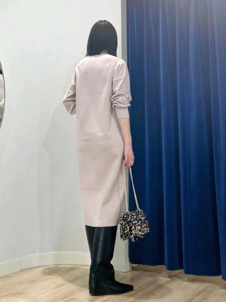 グレー系のその他アウター、ブラック系のブーツ、ピンク系のワンピースを着用したレディースの冬コーディネートの8枚目の写真