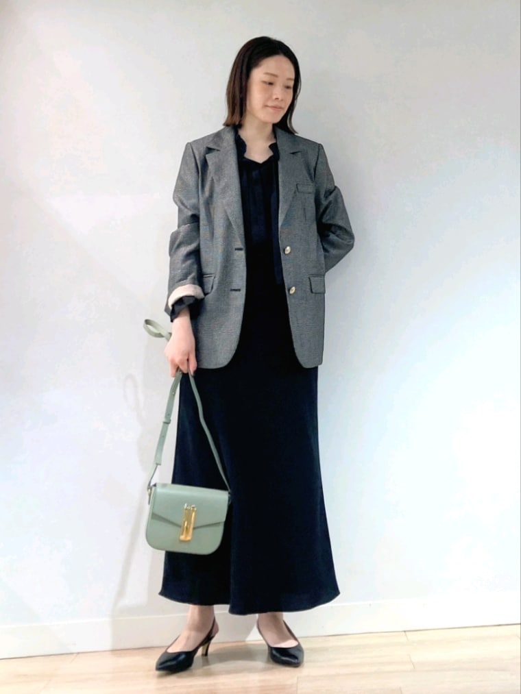 ブラック系のテーラードジャケット、ブラック系のシャツ/ブラウス、ブラック系のタンクトップを着用したレディースの秋コーディネートの9枚目の写真