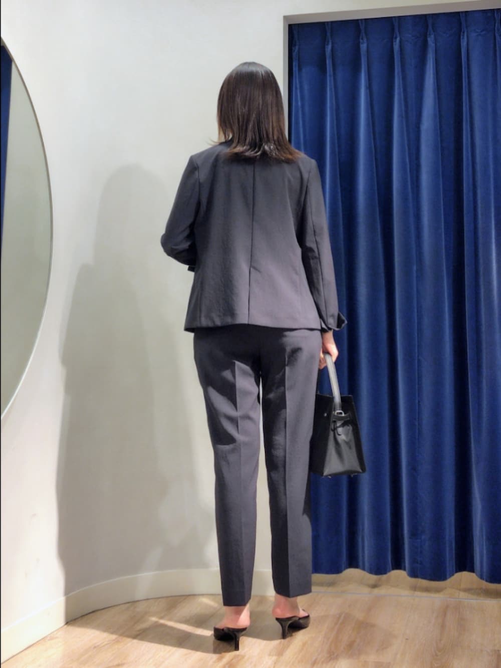 ブルー系のノーカラージャケット、ブルー系のシャツ/ブラウス、ブルー系のその他パンツを着用したレディースの夏コーディネートの4枚目の写真