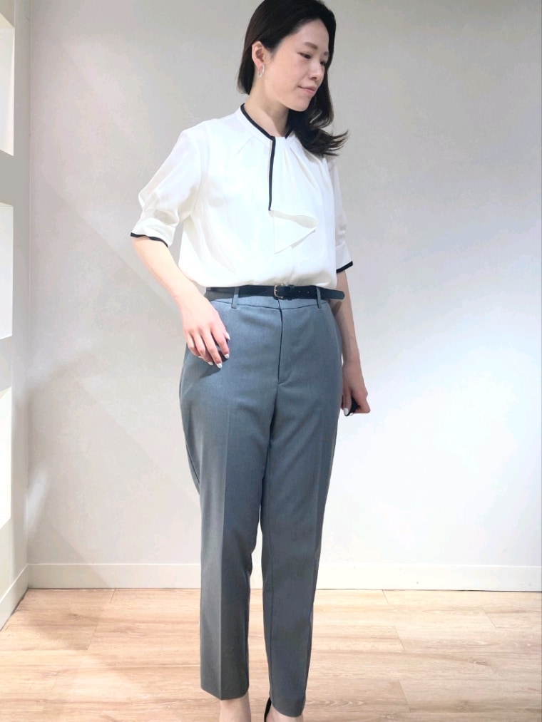ブルー系のノーカラージャケット、ホワイト系のシャツ/ブラウス、グレー系のその他パンツを着用したレディースの春コーディネートの8枚目の写真