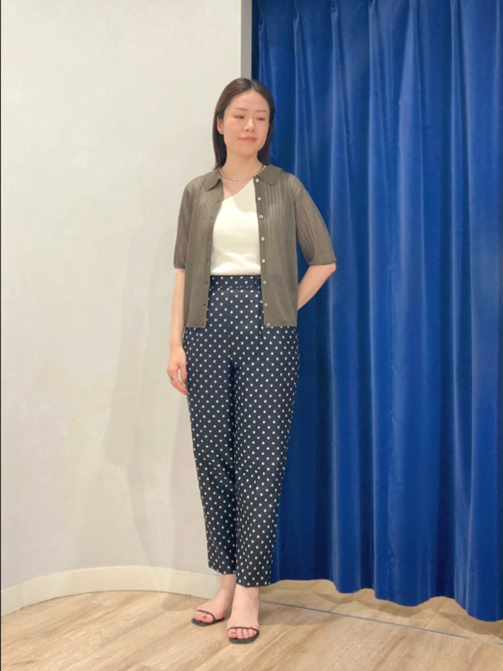 ホワイト系のタンクトップ、グリーン系のカーディガン/ボレロ、ブラック系のその他パンツを着用したレディースの夏コーディネートの3枚目の写真