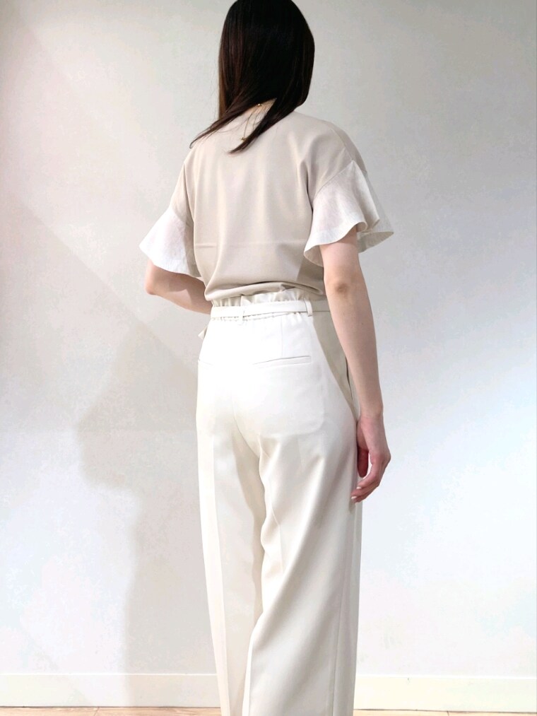 ベージュ系のニット/セーター、ブラック系のトートバッグ、ゴールド系のネックレスを着用したレディースの夏コーディネートの8枚目の写真