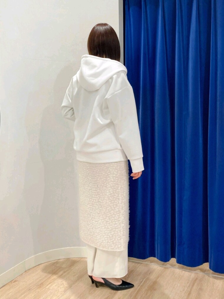 グリーン系のTシャツ/カットソー、ホワイト系のパーカー、ホワイト系のスカートを着用したレディースの春コーディネートの6枚目の写真