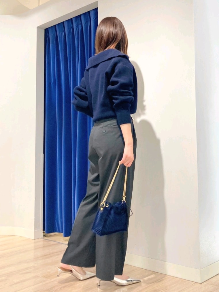 グレー系のその他パンツ、ブルー系のニット/セーター、ホワイト系のTシャツ/カットソーを着用したレディースの秋コーディネートの4枚目の写真