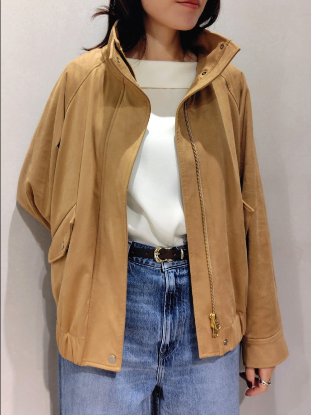 ブルー系のシャツ/ブラウス、イエロー系のブルゾン、ブルー系のデニムパンツを着用したレディースの秋コーディネートの7枚目の写真