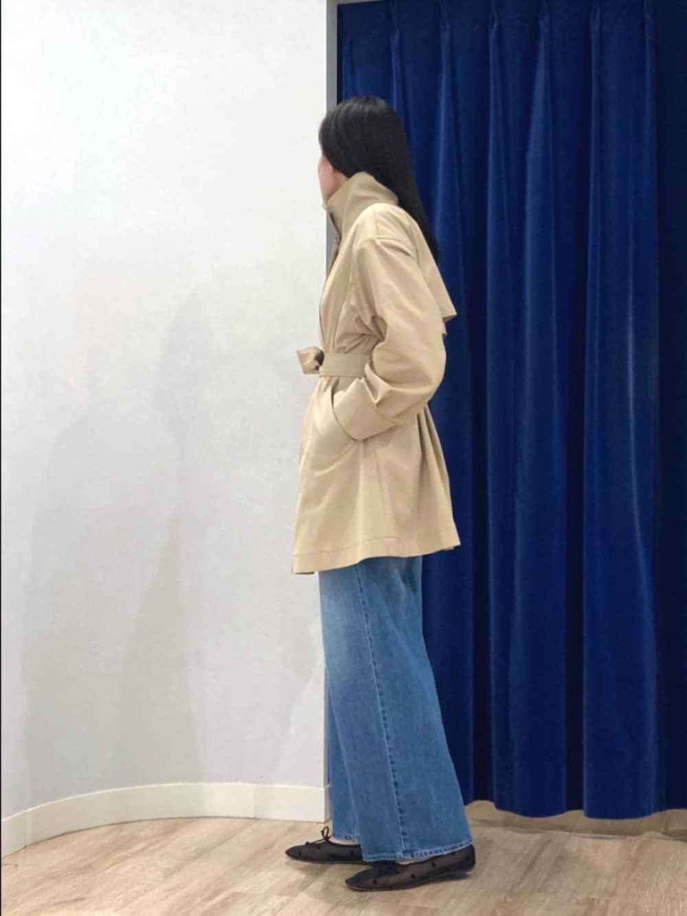 ベージュ系のその他アウター、ベージュ系のカーディガン/ボレロ、ブルー系のデニムパンツを着用したレディースの冬コーディネートの3枚目の写真